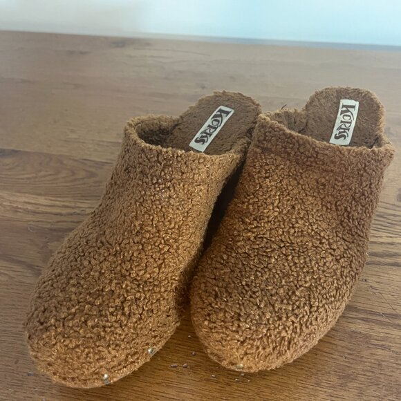 Kork-Ease Women's Teddy Faux Clog Shoes - Picture 6 of 6